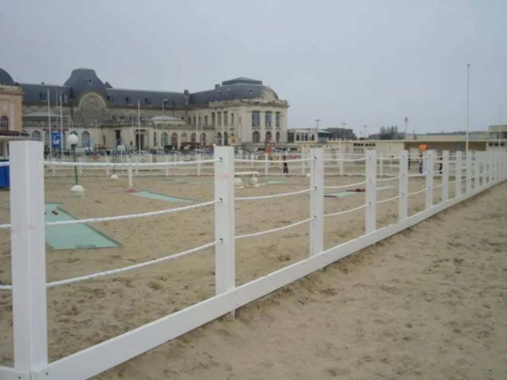 Installation de clôture bois pour aire de jeux région de Deauville 14