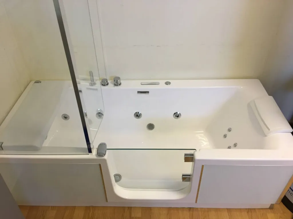 Baignoire à porte combiné douche avec siège kinedo