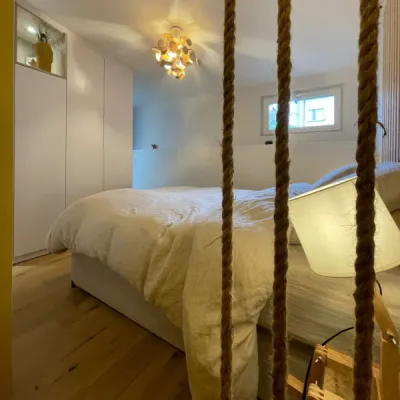 Chambre parentale vue générale, dressing intégré et alcôve lumineuse, par l’Atelier D, architecte d'intérieur à Bordeaux