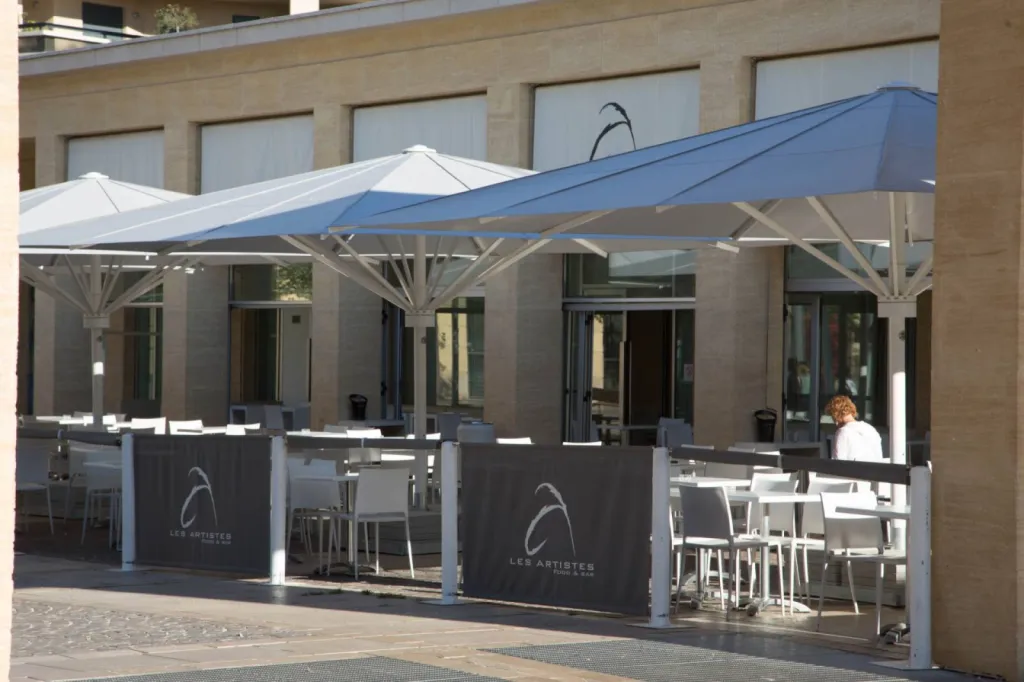 Installation de parasol pour terrasse de café aix en provence Installation de parasol pour terrasse de café aix en provence