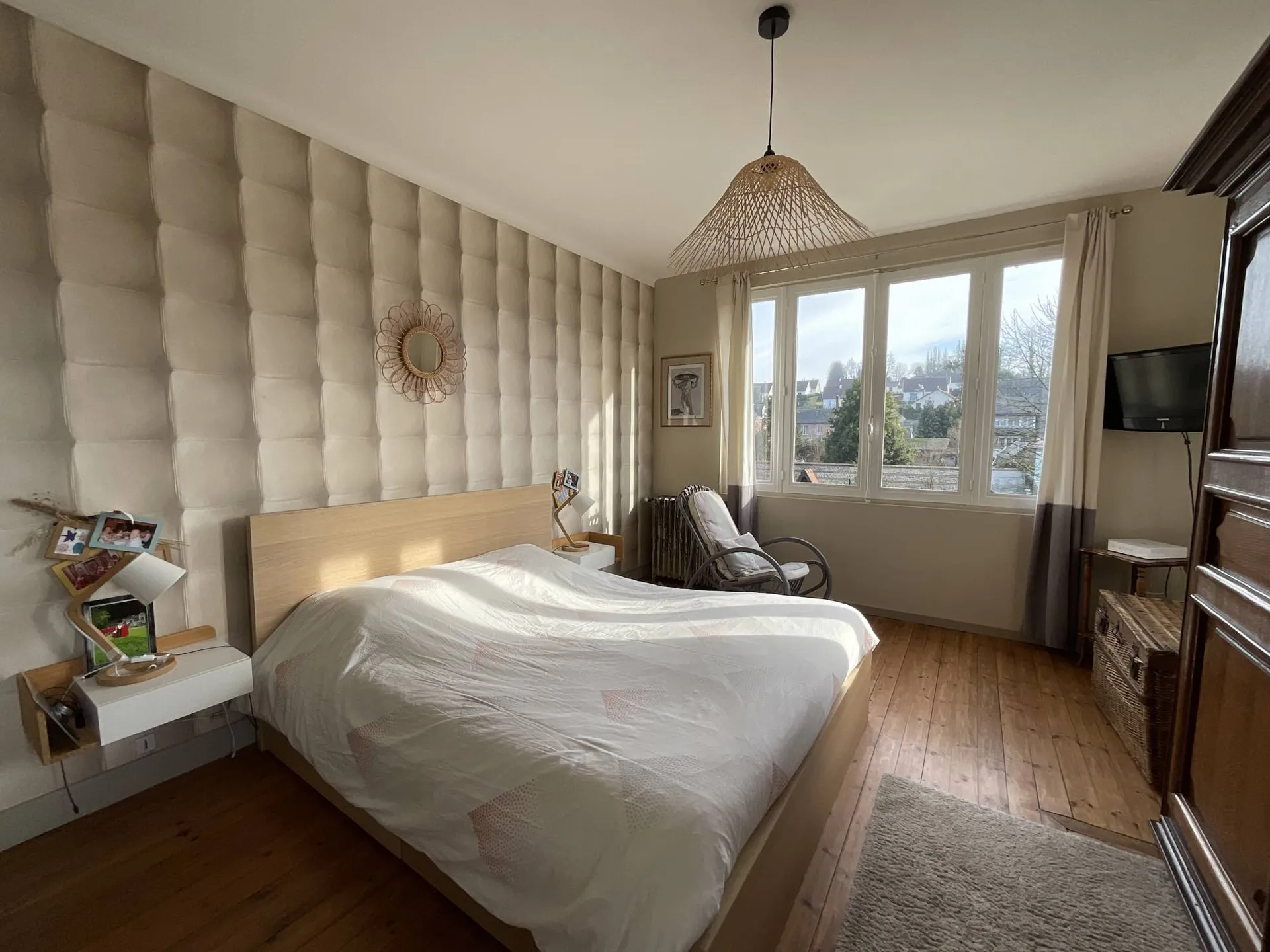 A vendre propriété normande avec 4 chambres et dépendances.