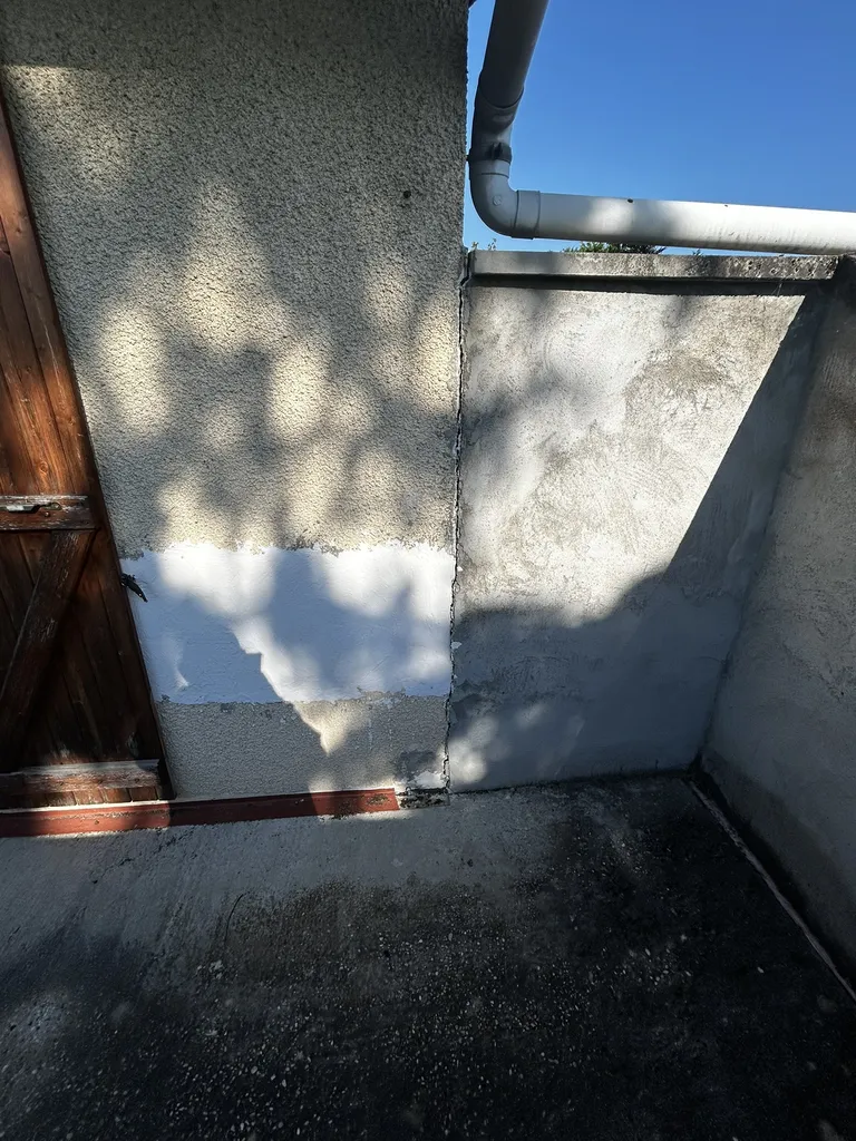 Diagnostic maçonnerie mettant en évidence une grave désolidarisation de mur extérieur provoquée par les tensions de sécheresse sur le bâti ancien.