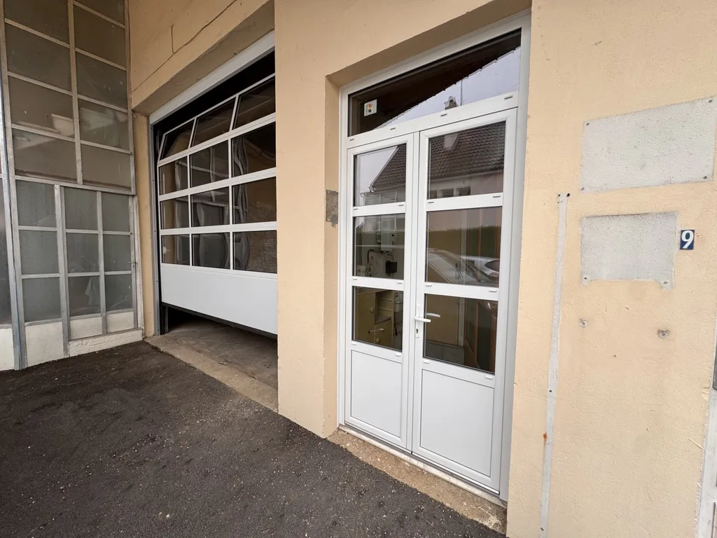 BS Menuiseries spécialiste de l'installation de porte de garage sectionnelle plafond en verre à Saint-Marcel