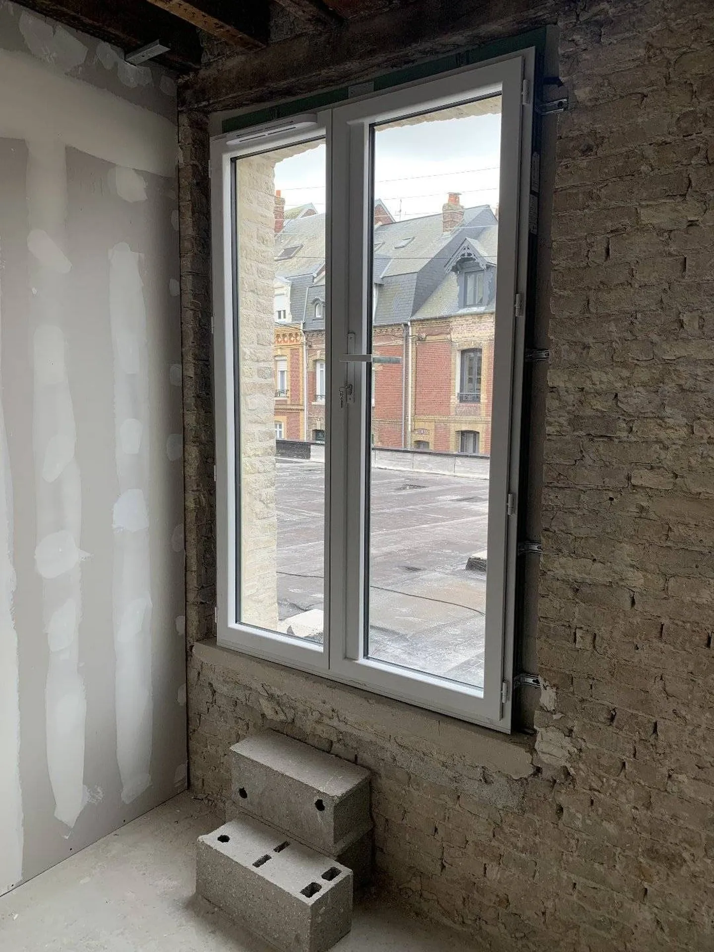 À vendre : Chambres Confortables - Les deux chambres de cet appartement offrent un havre de paix où se reposer après une journée bien remplie.