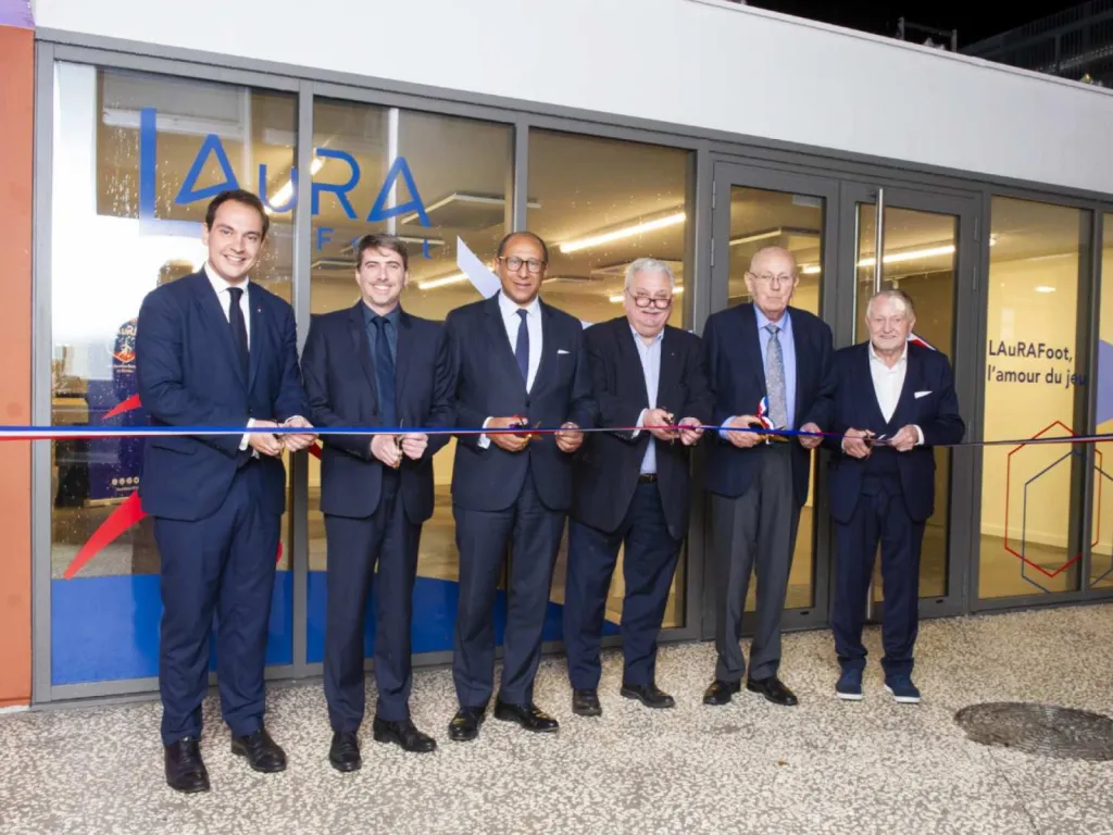 photographe événementiel coupé du ruban pour l'inauguration LAURA Foot