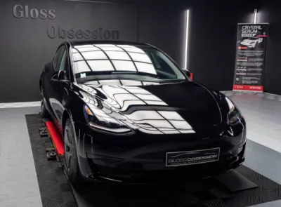 Tesla model 3 noir protégée avec le film de protection XPEL