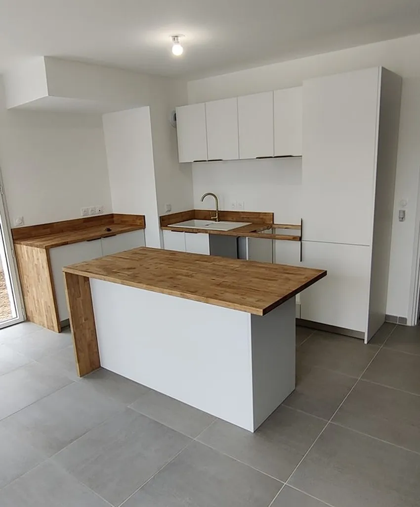 Création d’une cuisine sur mesure décor Zen et bois hévéa avec rangements optimisés à Marseille 13006