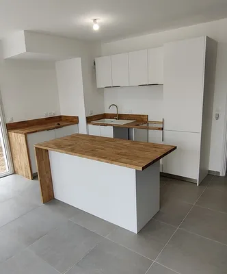 Création d’une cuisine sur mesure décor Zen et bois hévéa avec rangements optimisés à Marseille 13006