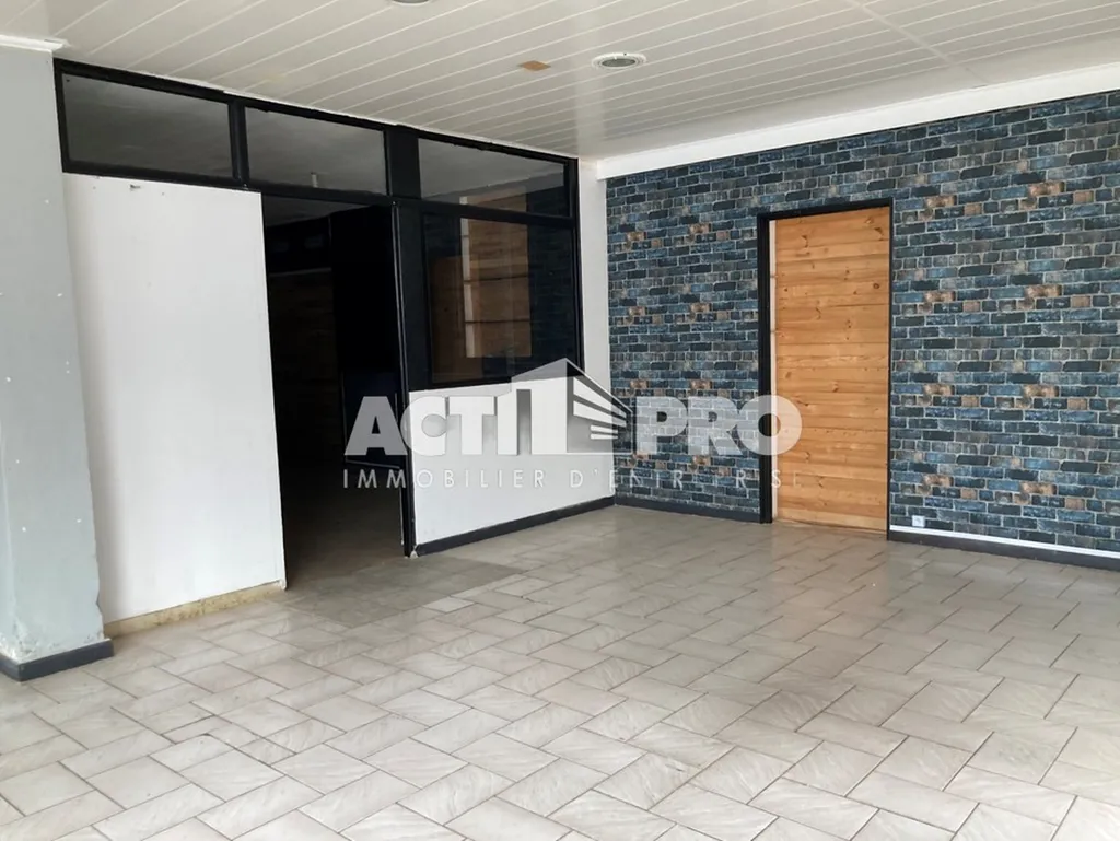 Local commercial d'environ 50 m², en angle de rue idéalement situé pour une activité professionnelle à Perpignan dans les Pyrénées-Orientales.