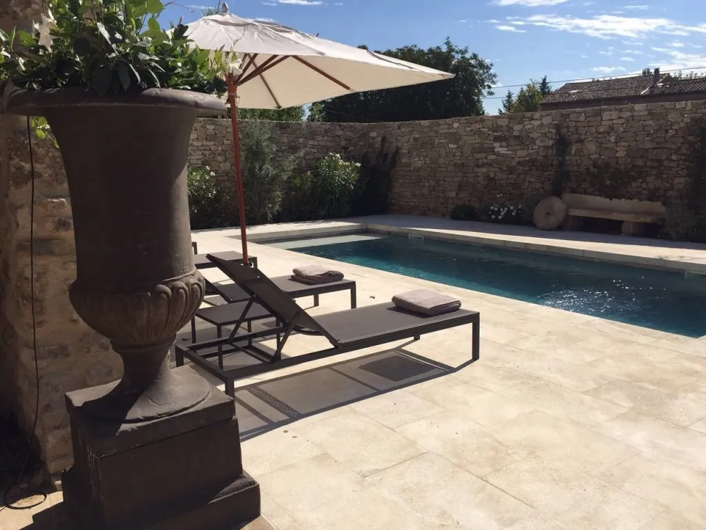 L'espace piscine avec son mobilier Kettal chez Sacha à Ménerbes