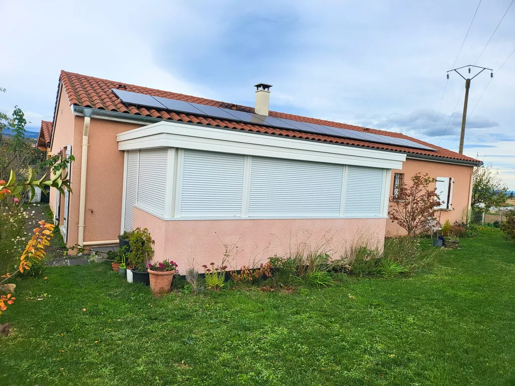 véranda sur-mesure avec volets roulants fabriquée et installée à Saint-Georges-Hauteville près de Montbrison dans la Loire par 3 Baies