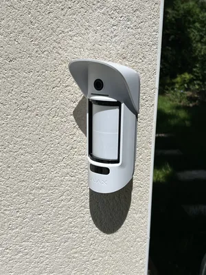Installation de détecteurs-caméra d'extérieur AJAX motion Cam outdoor dans une villa à proximité de Lyon pour garantir une protection efficace de jour comme de nuit