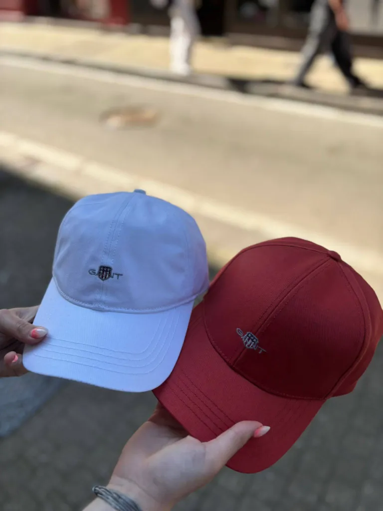 Casquette haute en coton bio GANT - Accessoire emblématique à découvrir chez La Suite by Urban Chic à Dieppe 76