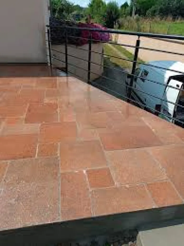 Pose de carrelage intérieur et extérieur soignée à Mesnil-Esnard, proche de Rouen 76, avec des matériaux de qualité fournis par Le Comptoir du Sol.