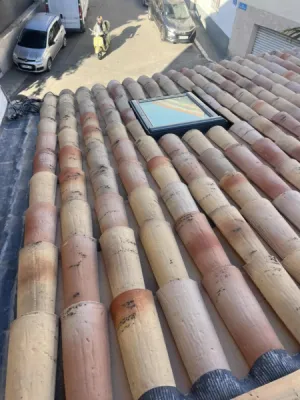 rénovation toiture avec tuiles vieillies anciennes et velux marseille