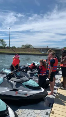 Balade sans permis sur un Sea-Doo, encadrée par un moniteur diplômé depuis le Cap d’Agde : fun et sécurité réunis.