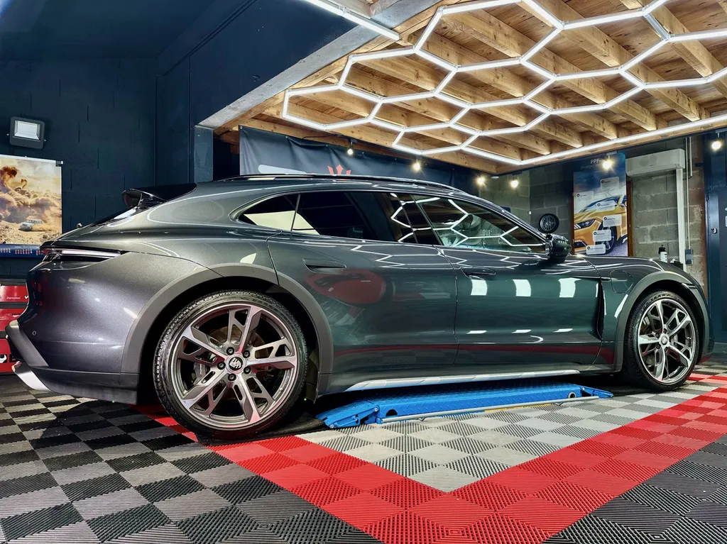 Spécialiste rénovation carrosserie Porsche lyon traitement céramique et film de protection PPF Porsche Taycan