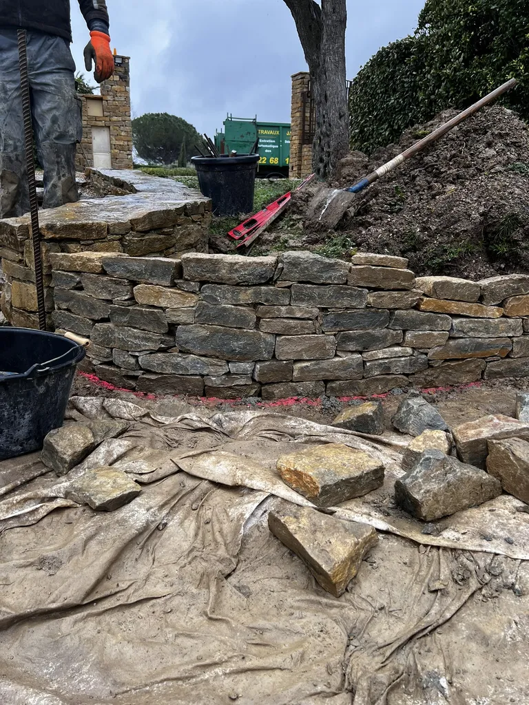 Aménagement paysager complet avec muret en pierres sèches et gazon de placage au Castellet