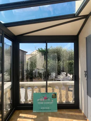Installation d'une véranda intégrée sur une terrasse dans une maison de village sur la commune de Milhaud