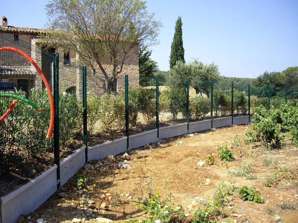 Clôture panneaux soudés : insertion soubassement béton en 50 cm