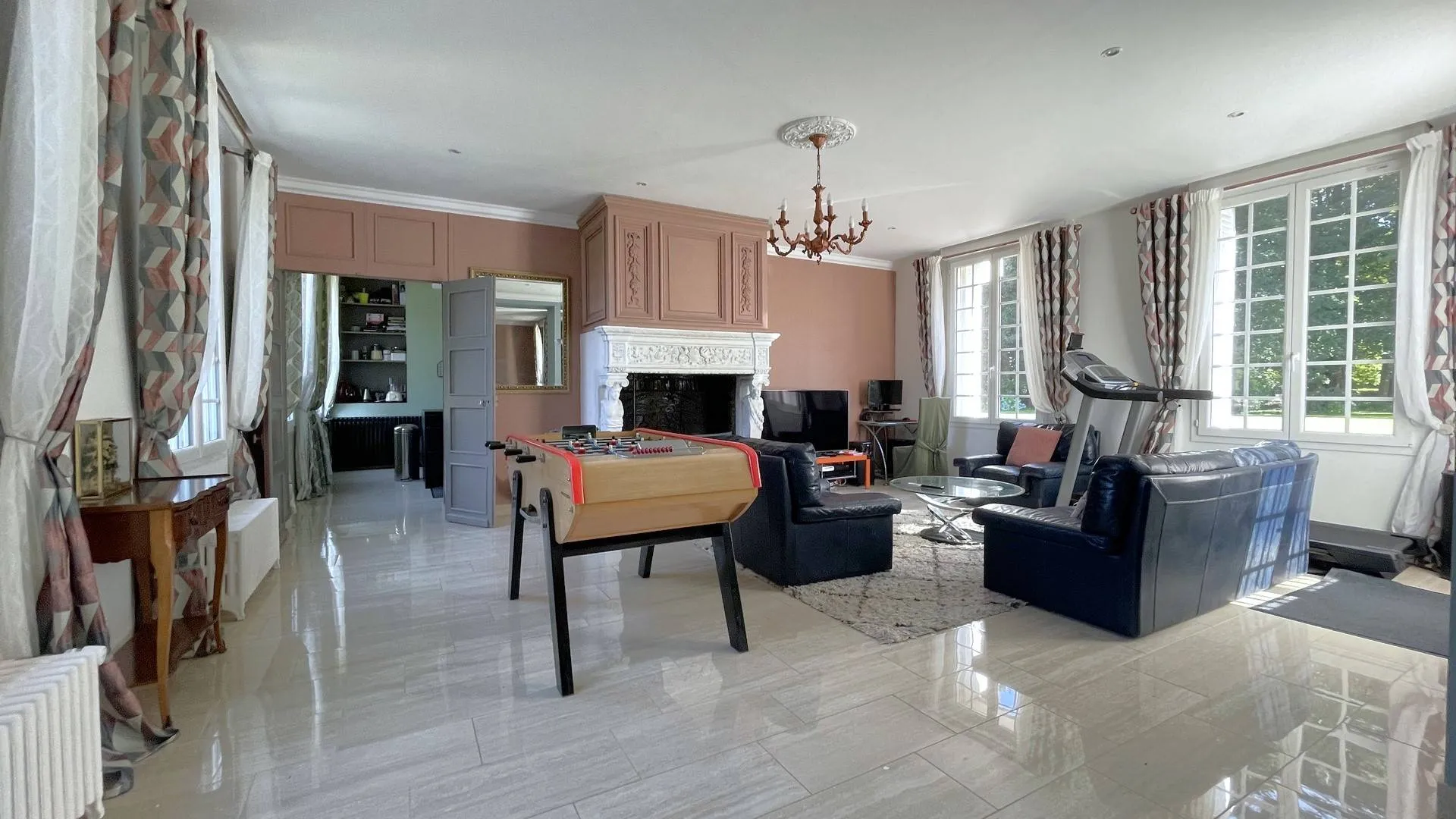 Maison à vendre avec cuisine aménagée et équipée** : Grande cuisine avec cheminée.