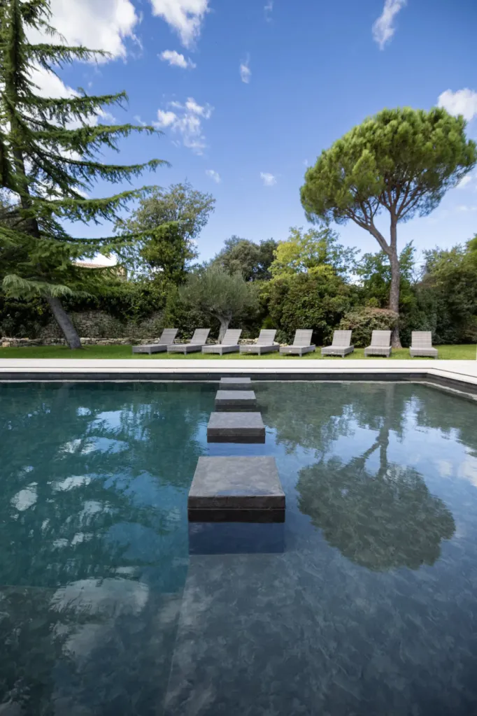 Découvrir des réalisations de piscines haut de gamme et sur mesure en béton dans le Gard