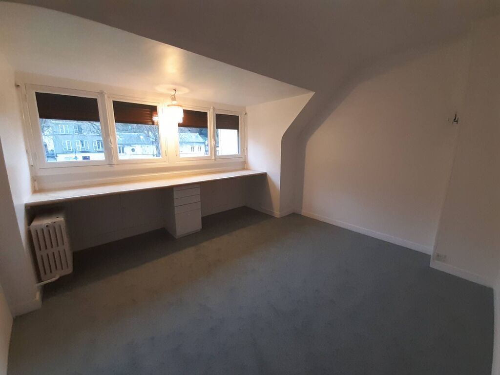 Propriété avec quatre chambres et lavabos