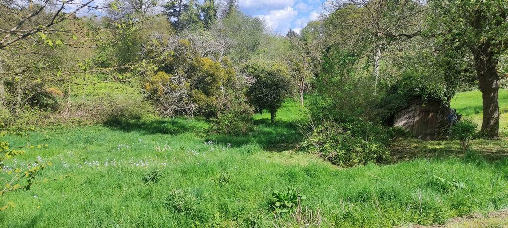 À vendre, proche de DEAUVILLE (14800) et de PONT-L'ÉVEQUE (14130), authentique chaumière normande avec son moulin à eau nichée dans un parc de plus de 9 000 m².
