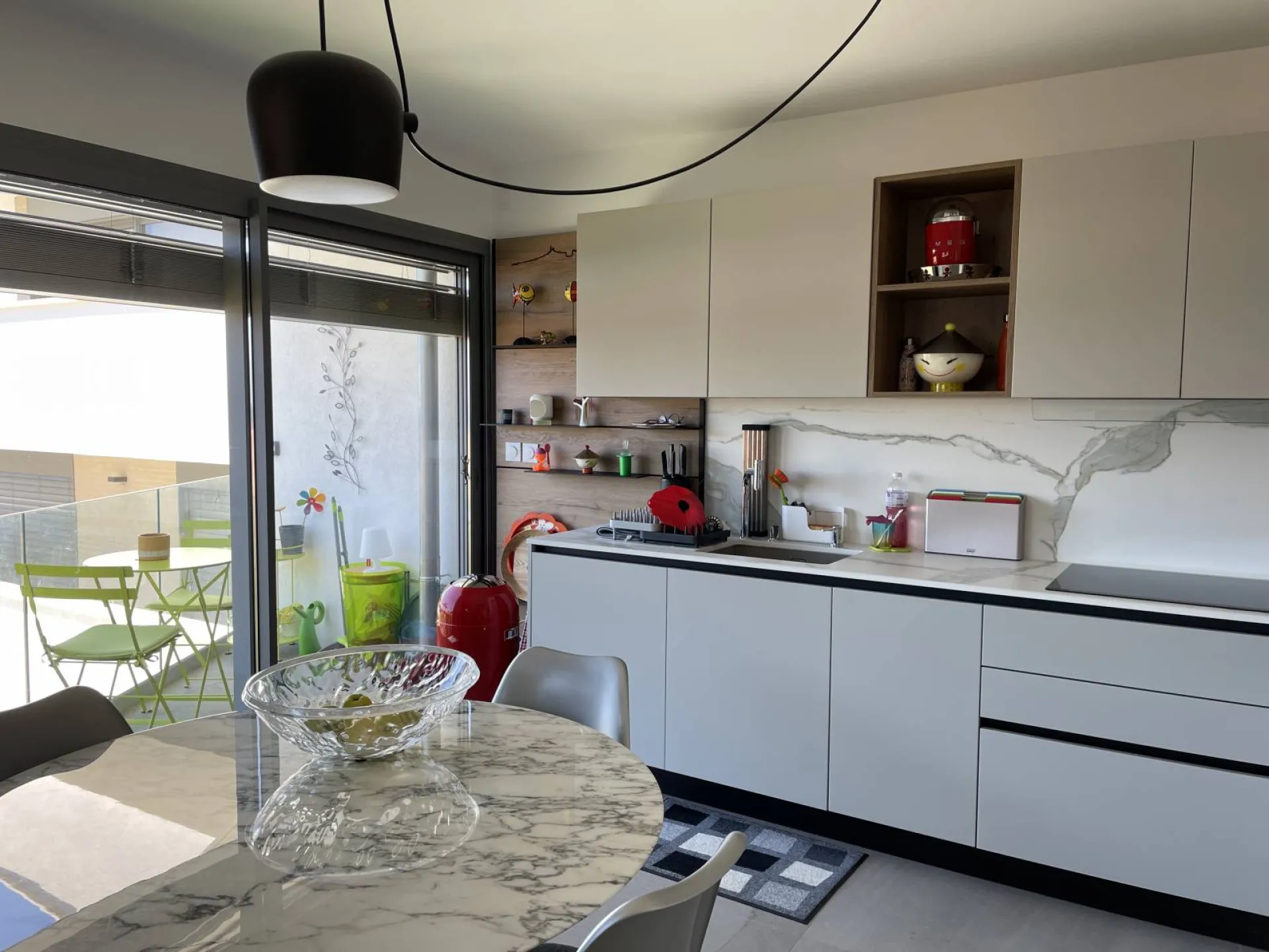 Installation d'une cuisine sur mesure laqué avec bois noyer, et plan de travail céramique carrare près de La Cadière