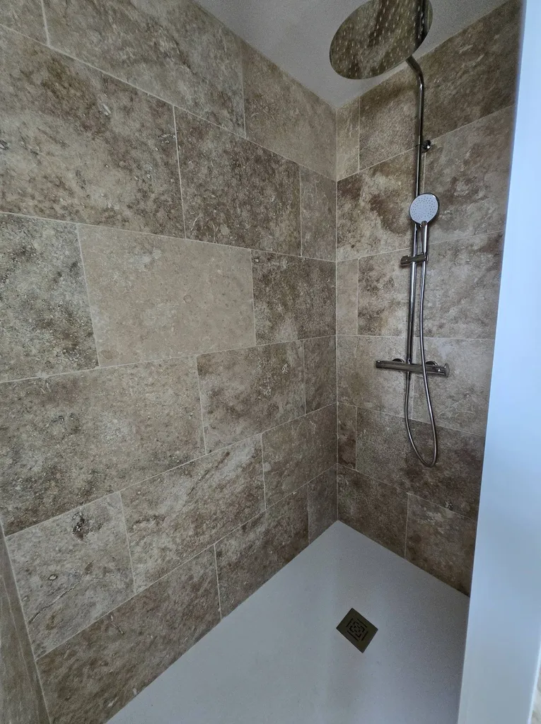 Salle de bains à Eysines rénovée de A à Z : comparaison avant/après interventions