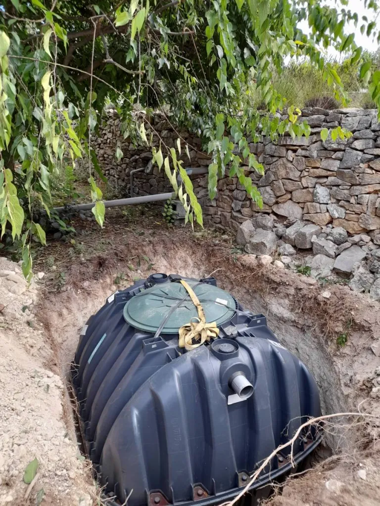 Illustration d'une pose de microstation d'épuration dans la région d'Aix en Provence
