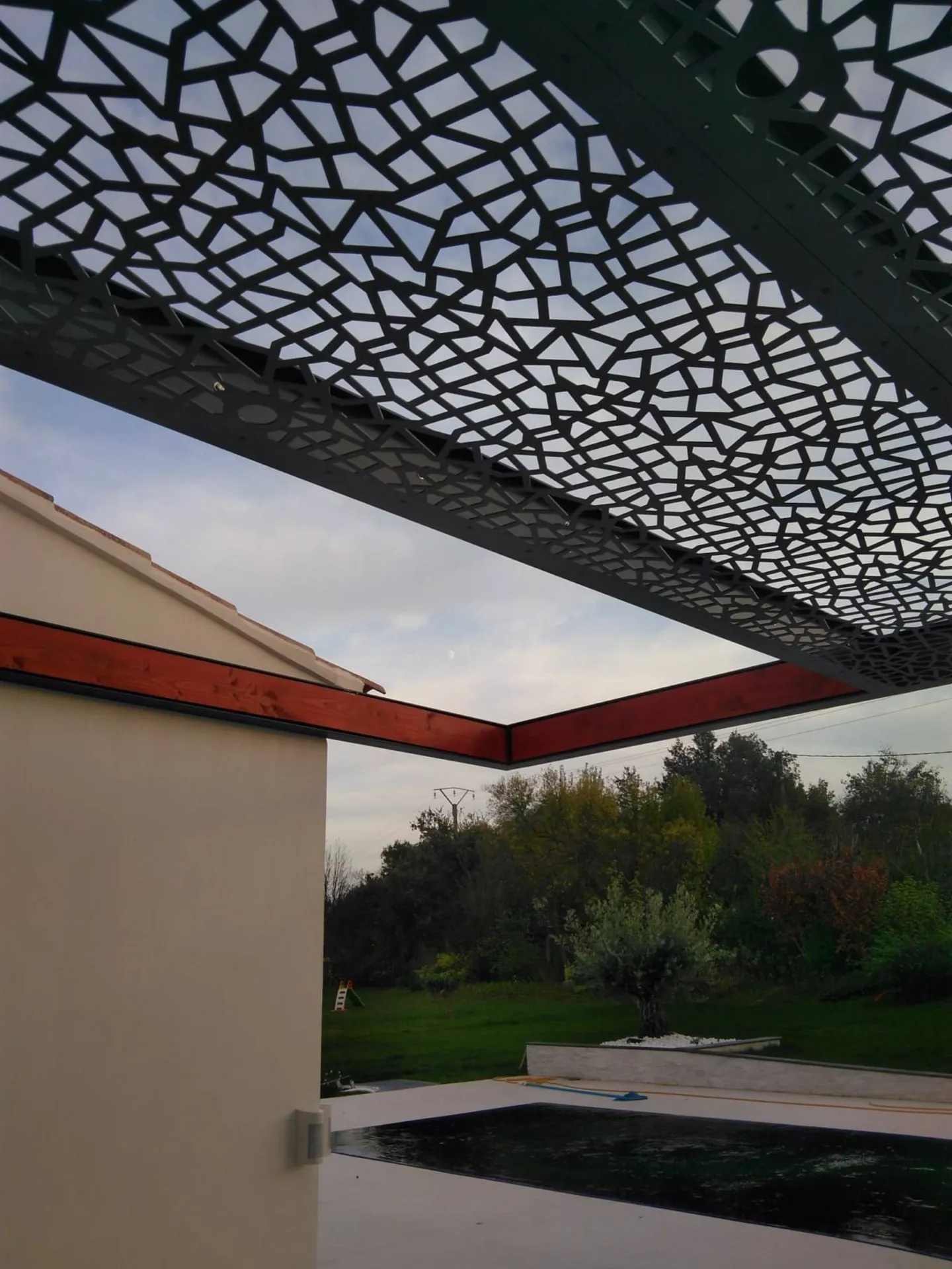 Thermolaquage d'une Pergola IPN / Bois rouge réalisé par GIANI Olivier