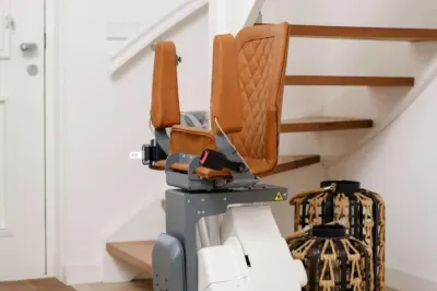 Pourquoi choisir le monte-escalier UP de DeVi-Stairlifts pour faciliter votre quotidien même dans un petit espace à Lyon et sa région