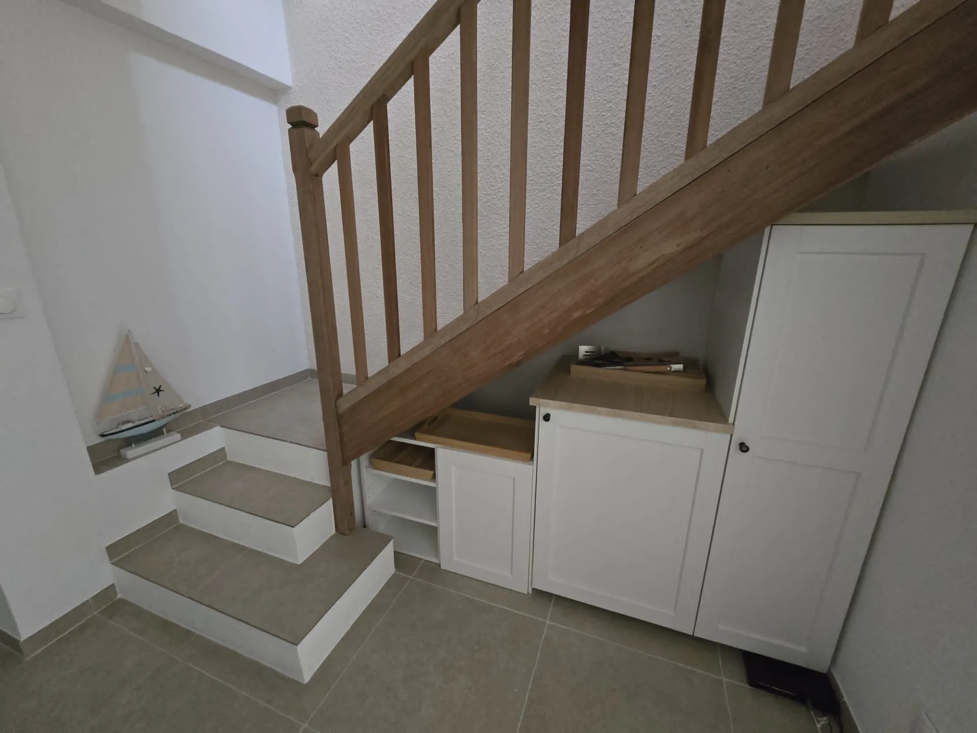 Aménagement de l'espace sous escalier en rangements au Lavandou dans le Var
