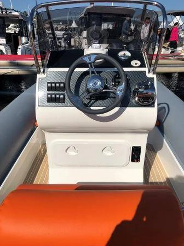 Bateau à moteur pour 8 personnes à Bandol