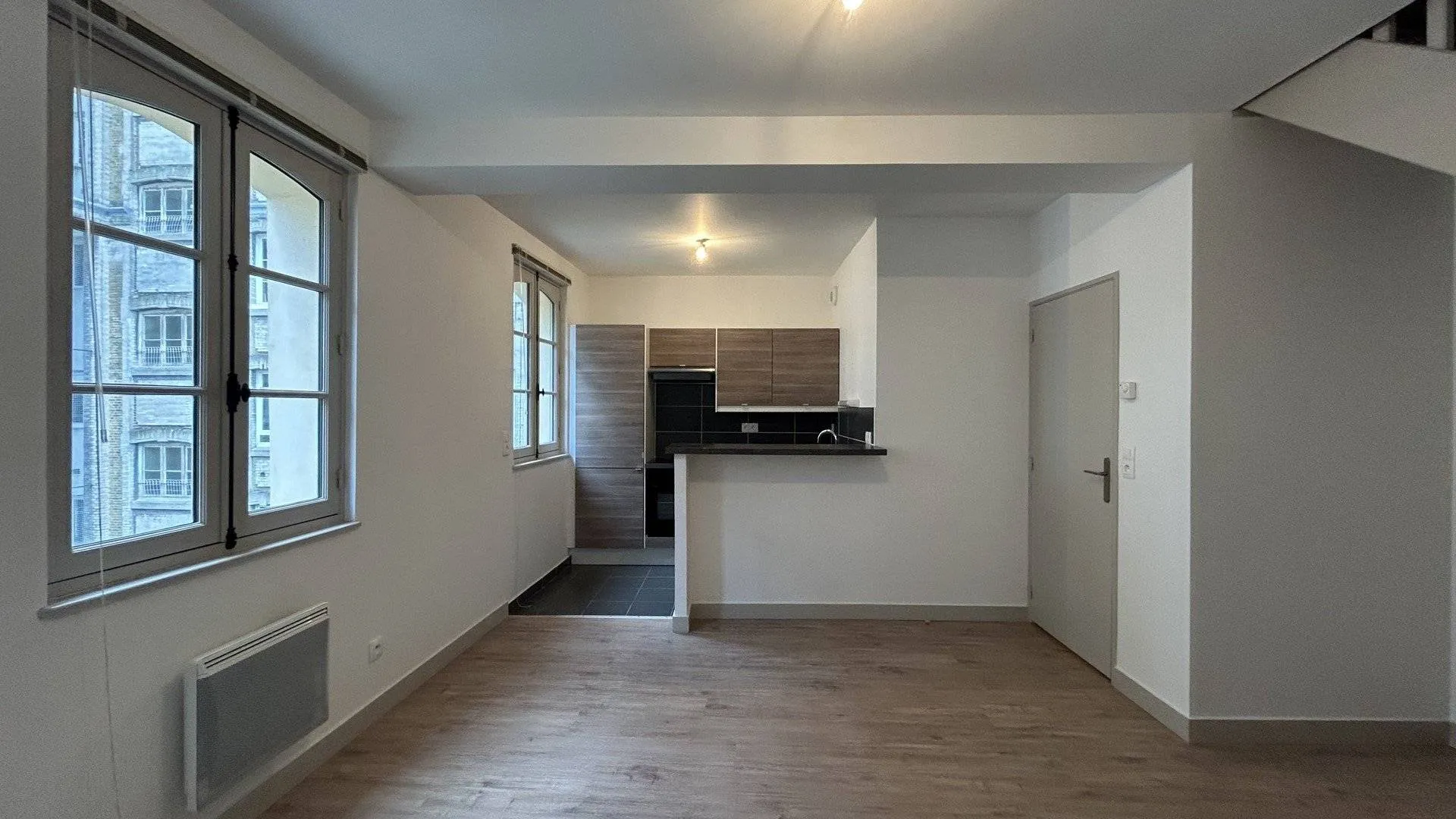 À vendre : Duplex en excellent état avec séjour lumineux et cuisine équipée, parfait pour un pied-à-terre en bord de mer