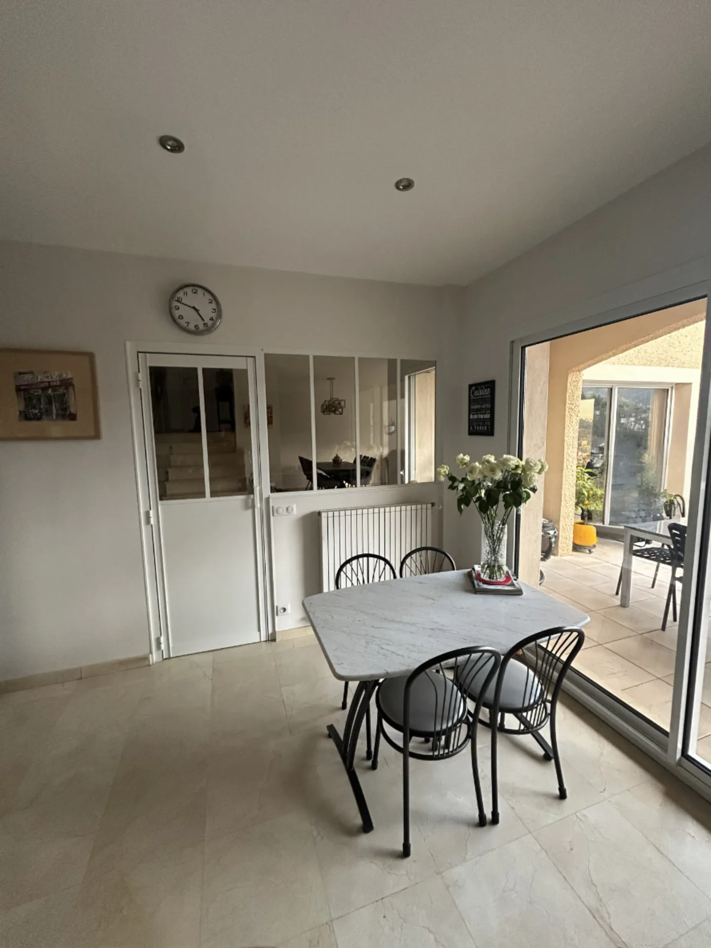 Verrière atelier installée côté cuisine après travaux pour apporter luminosité et modernité