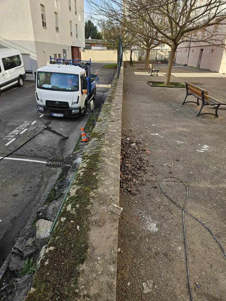 Recherche d'une entreprise pour le remplacement et la pose de grillage rigide dans une résidence à Lyon et dans l'Ain