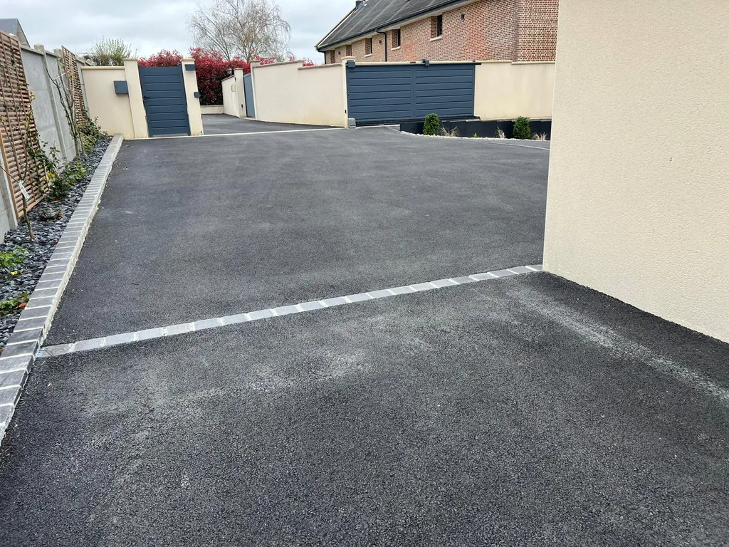 Aménagement d'une entrée sur Sainneville sur Seine : reprise des réseaux, mur de soutènement en dalle d'ardoise et enrobé