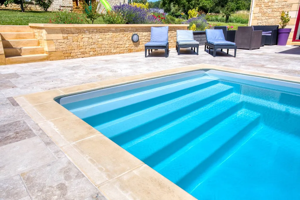 Piscine avec escaliers
