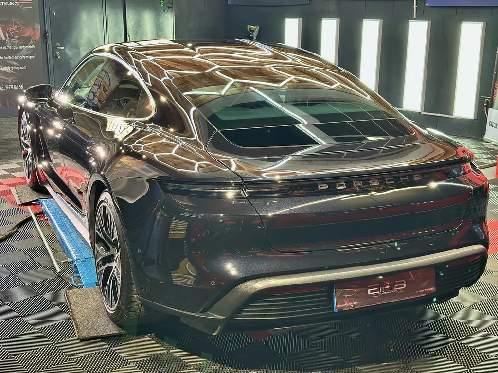 detailing lyon spécialiste Porsche Taycan