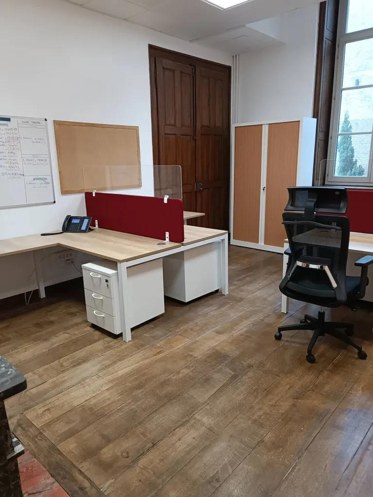Bureaux collaboratifs bench avec écans acoustiques à Lille