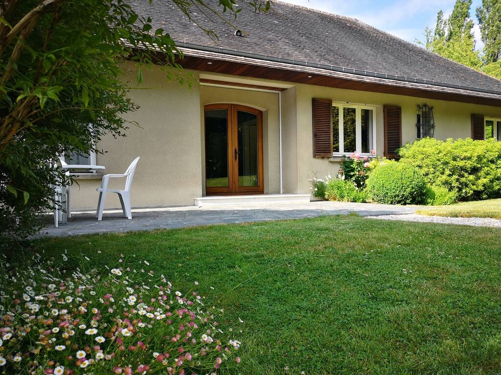 A acquérir, Maison de Ville édifiée sur un terrain arboré de 2 000 m², à Lisieux 14100, en Normandie.