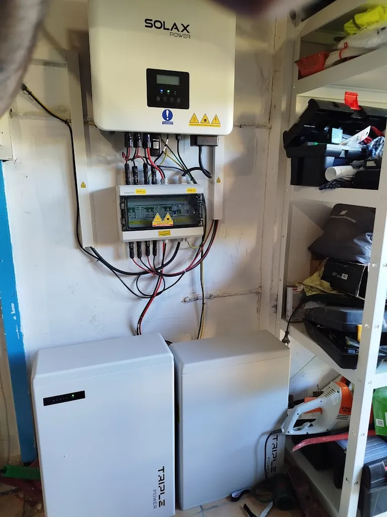 Instalation SOLAX avec onduleur et batteries de stockage par infiny elec à Saint Martin de Londres