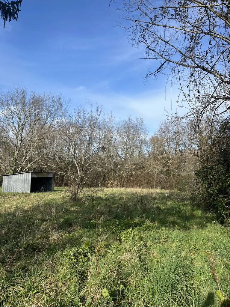 Beau terrain à bâtir de 727 m² sur Targon, secteur calme et agréable proche de la commune de Créon