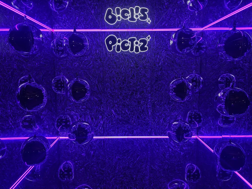 Location d’une Insta Box miroir immersive pour salon professionnel sur la Côte d’Azur à Nice 