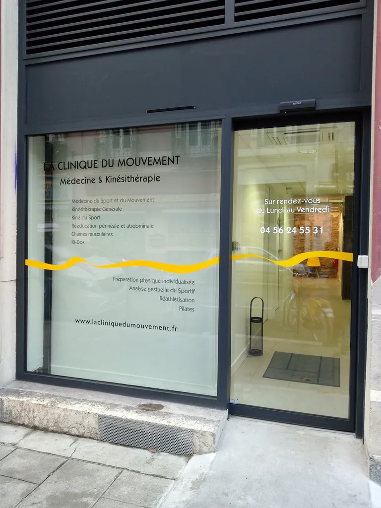 Installation de la signalétique de façade du cabinet de médecine et kinésithérapie La Clinique du Mouvement à Grenoble centre