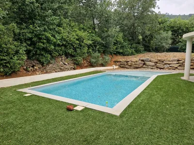 Construction d'une piscine creusée avec revêtement liner fond galets à Sollies Toucas