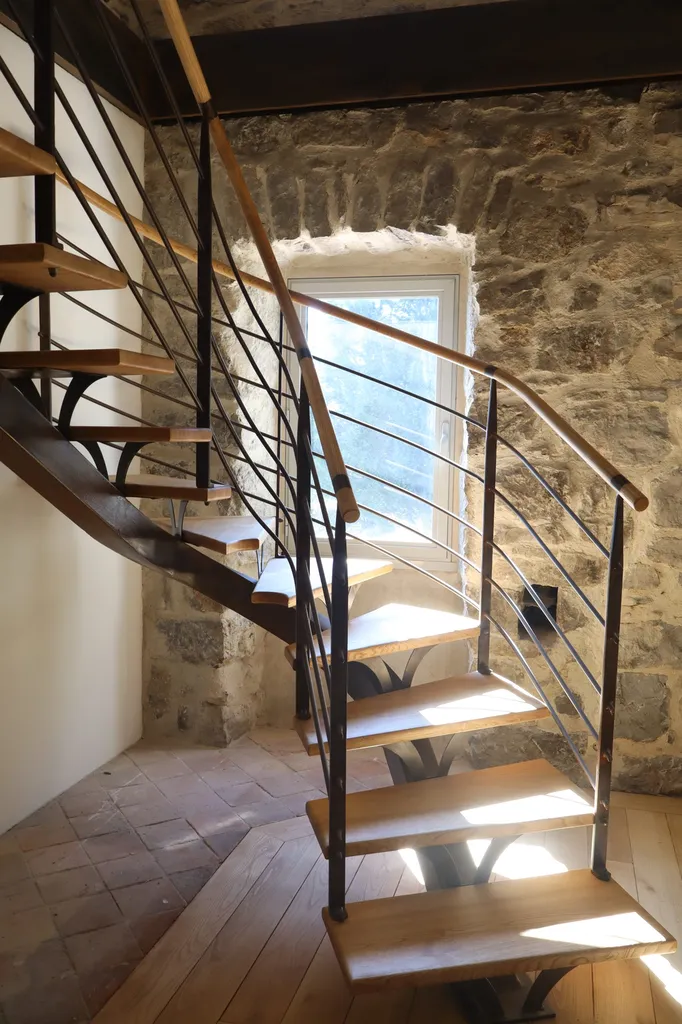 Conception d’un escalier en châtaignier et acier bruni au cœur d’une rénovation de caractère à Labeaume