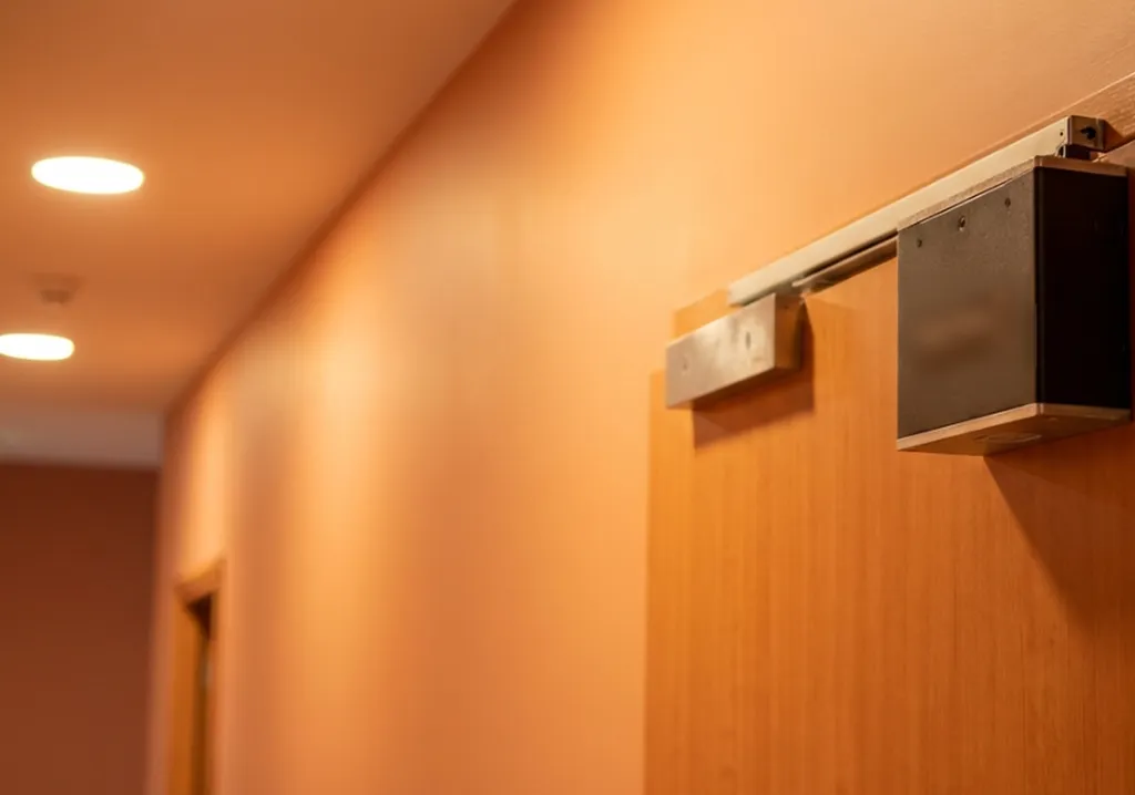 Ventouse électromagnétique type Z installée en haut de porte coupe-feu côté fermeture, électroaimant mural 24 V